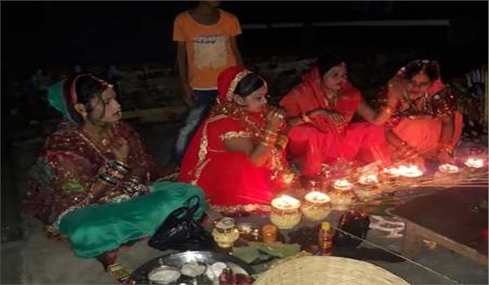 पति की लंबी उम्र की कामना के लिए महिलाओं ने रखा करवा चौथ का व्रत