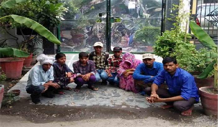 मदद की आस में पहुंचे परिवार को मिला शर्मसार करने वाला जवाब