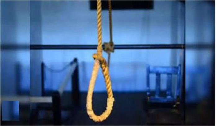 पति के शराब पीने की लत से परेशान महिला ने लगाई फांसी  