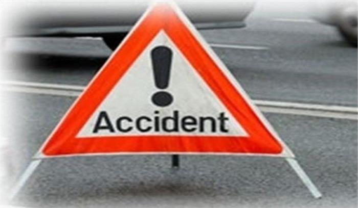 हैदराबाद: इंजीनियरिंग छात्रा ने फुटपाथ पर सो रहे शख्स पर चढ़ाई कार हैदराबाद: इंजीनियरिंग छात्रा ने फुटपाथ पर सो रहे शख्स पर चढ़ाई कार