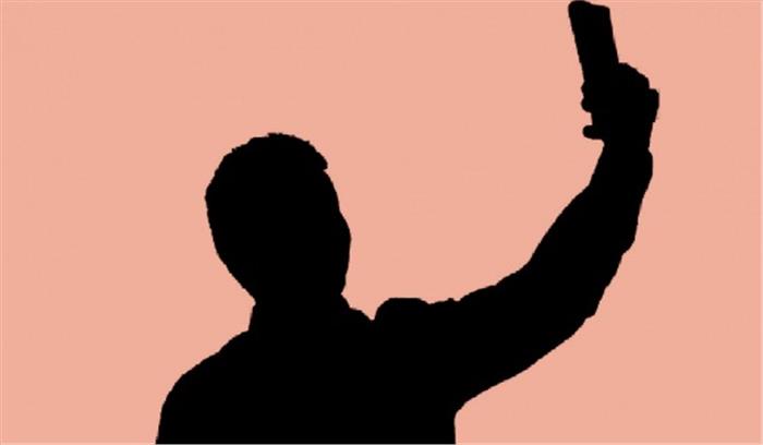 हैदराबाद में रेलगाड़ी के साथ सेल्फी लेने के चक्कर में अस्पताल पहुंचा युवक