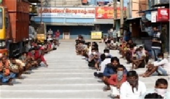 कम आय वर्ग वाले लोगों के बीच आवश्यक सामानों की कमी