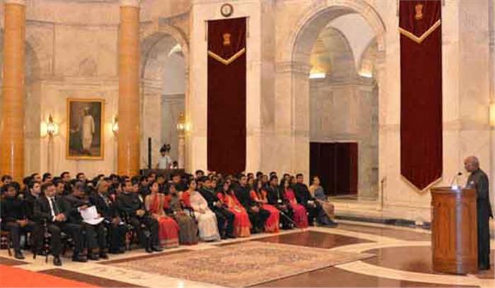 आईएएस अधिकारी केंद्र एवं राज्यों के बीच ‘महत्वपूर्ण सेतु’