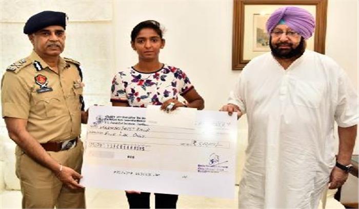 हरमनप्रीत कौर को पांच लाख रुपये का चेक