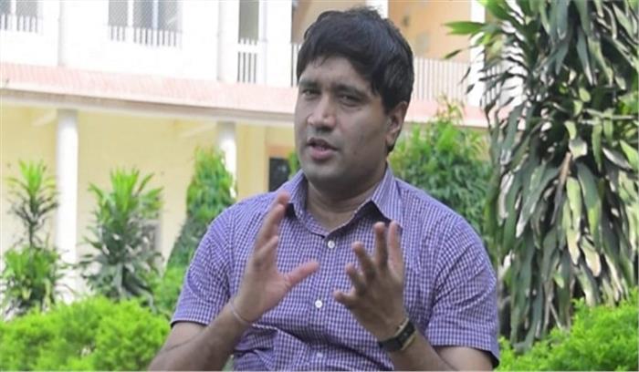 आईएफएस संजीव ने लुप्त होतीं 11 सौ वनस्पतियों को बचाया, पहाड़ को फूलों से महकाया