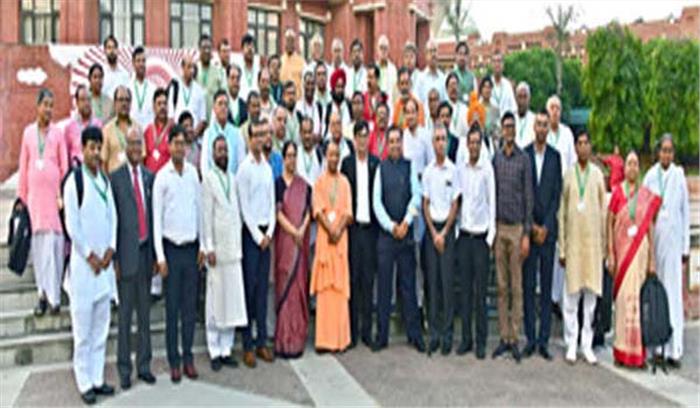 आईआईएम की पाठशाला में योगी ने कहा मनुष्य उम्र भर सीखता है