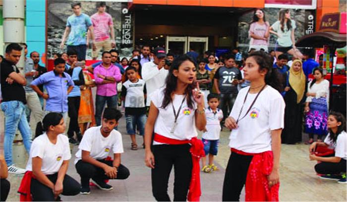 नुक्कड़ नाटक कर महिला उत्पीड़न के प्रति किया जागरूक