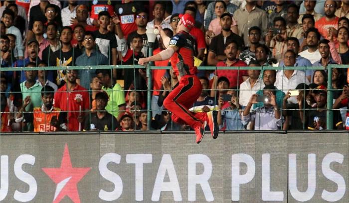 डिविलियर्स ने स्पाइडर बनकर लपका हैदराबाद के हाथों से मैच 