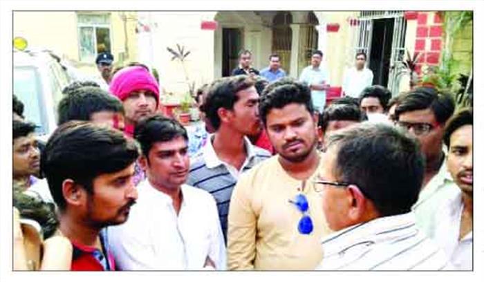 प्रशिक्षु आईपीएस की दबंगई, दो युवकों को लात घूसों से पीटा