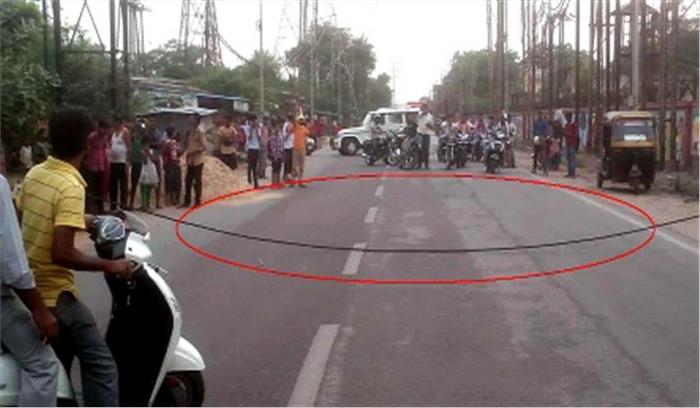 व्हीआईपी मार्ग पर सड़क के बीच गिरा हाईटेंशन तार, बाल-बाल बचे लोग