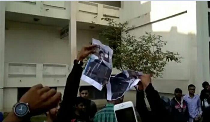 छात्रों ने हंगामा करते हुए लैब कराई बंद, पम्पलेट में लगाई आग 