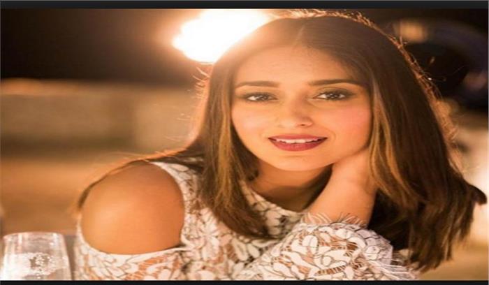 मैं खुद को मशहूर हस्ती या एक स्टार के रूप में नहीं देखती : इलियाना