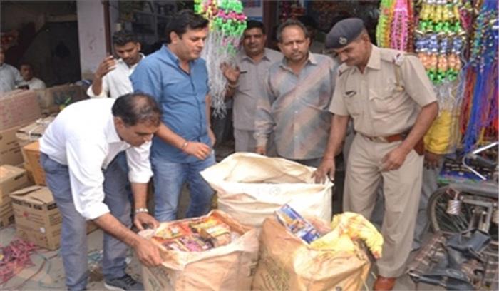 अवैध रूप से बेचे जा रहे पटाखे पर प्रशासन का शिकंजा