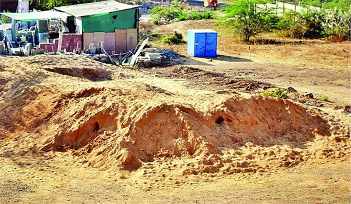 अवैध रूप से भंडारित 7 डंपर रेत जब्त