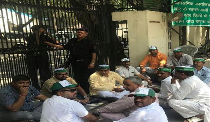 किसान करते रहे बात प्राधिकरण दस्ते ने कर दिया काम