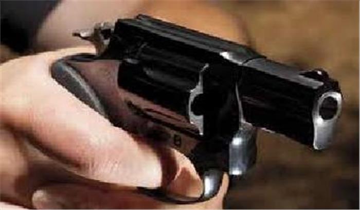 अवैध शराब की बिक्री को लेकर दो गुटों के बीच चली ताबड़तोड़ गोलियां
