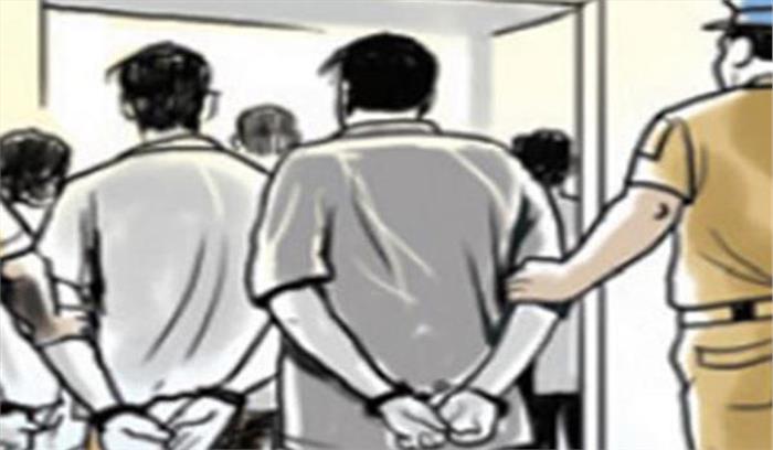 बिहार : अवैध शराब के 700 कार्टन जब्त,6 गिरफ्तार