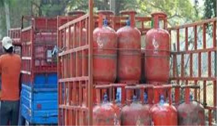 अवैध रूप से गैस रिफिलिंग करते हुए दो गिरफ्तार