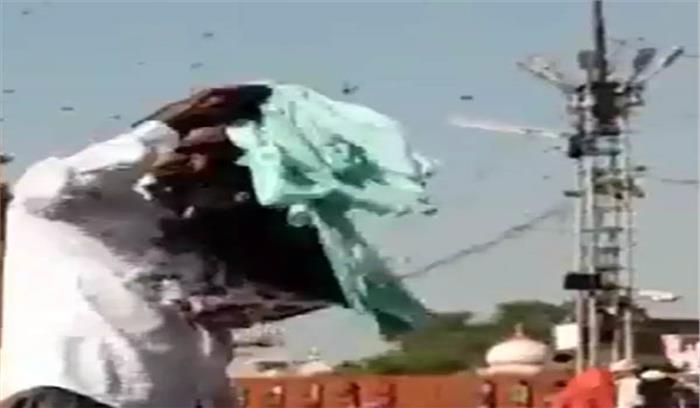 विसर्जन करने गए लोगों पर मधुमक्खियों का हमला, 12 श्रद्धालु घायल विसर्जन करने गए लोगों पर मधुमक्खियों का हमला, 12 श्रद्धालु घायल