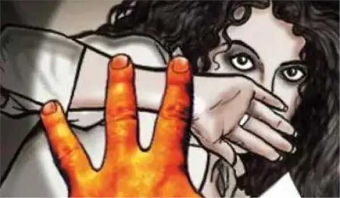 उत्तर प्रदेश:महिला के साथ अभद्रता का वीडियो वायरल होने के बाद चौकी इंचार्ज निलंबित उत्तर प्रदेश:महिला के साथ अभद्रता का वीडियो वायरल होने के बाद चौकी इंचार्ज निलंबित