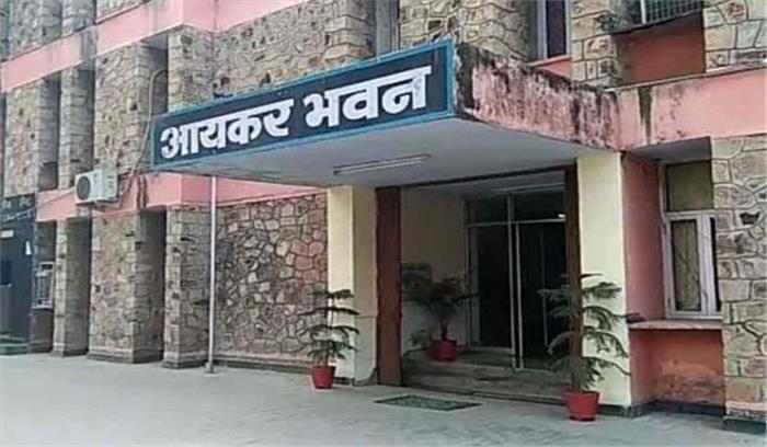 आयकर विभाग ने किया 2 वरिष्ठ करदाताओं का सम्मान आयकर विभाग ने किया 2 वरिष्ठ करदाताओं का सम्मान