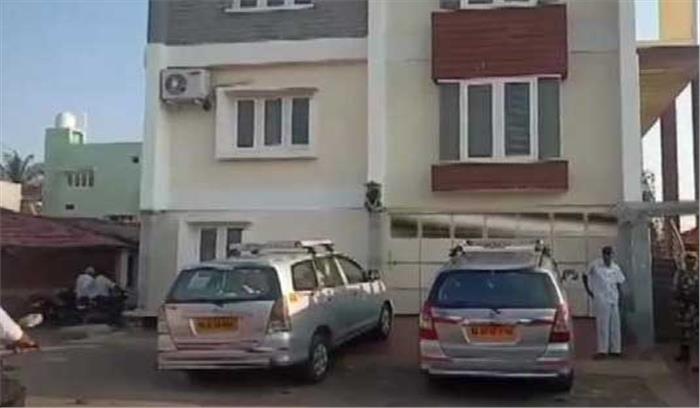 आयकर विभाग ने मारा तमिलनाडु व्यवसायी की तकरीबन 100 परिसंपत्तियों पर छापा आयकर विभाग ने मारा तमिलनाडु व्यवसायी की तकरीबन 100 परिसंपत्तियों पर छापा