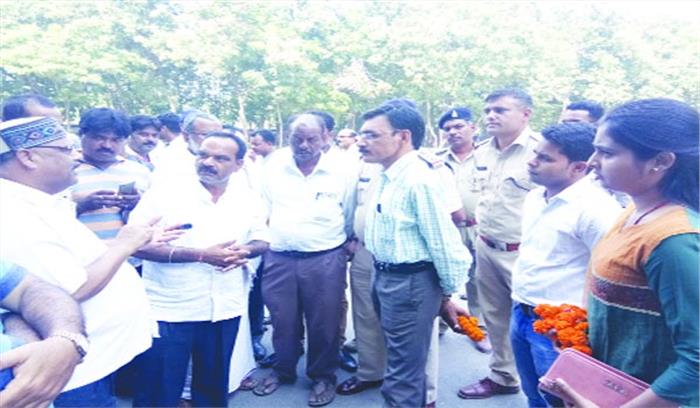 इण्डेन गैस एजेंसी के खिलाफ कलेक्टोरेट का घेराव व प्रदर्शन