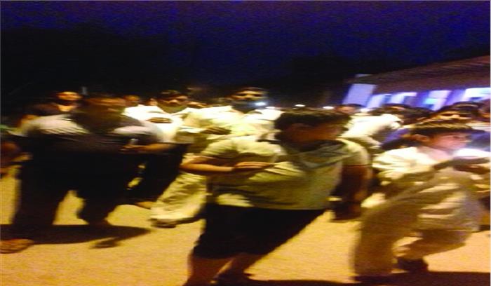 धरने के साथ किसानों ने निकाला कैंडल मार्च