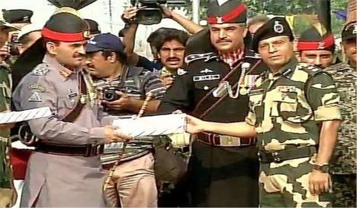 स्वतंत्रता दिवस के मौके पर भारत-पाकिस्तान सैनिकों ने एक दूसरे को मिठाइयां दी