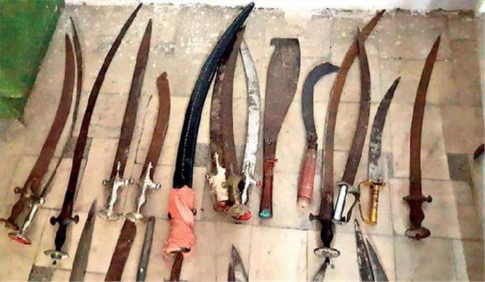 भारत और नेपाल सीमा पर मिला तलवारों का जखीरा