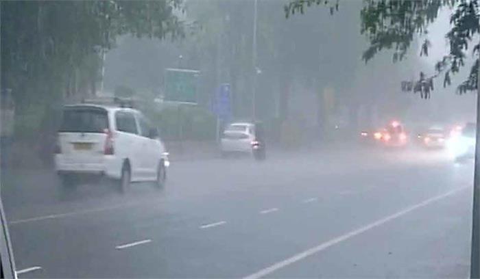 दिल्ली-एनसीआर में झमाझम बारिश,गर्मी से मिली राहत