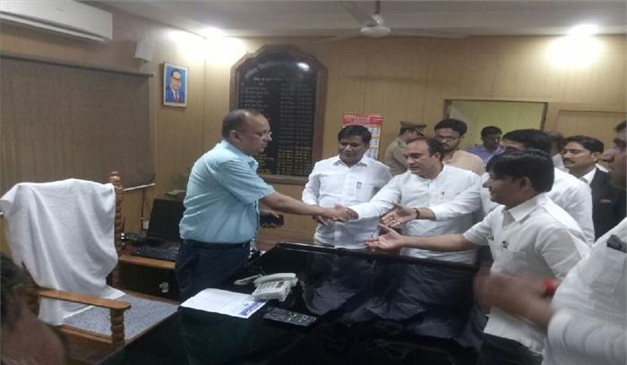बसपा प्रतिनिधि मण्डल जिलाधिकारी से मिलकर दिया ज्ञापन
