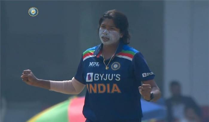 महिला क्रिकेट : झूलन की शानदार गेंदबाजी से भारत ने द. अफ्रीका को 157 रन पर रोका