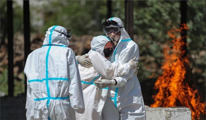 घट रहा है कोरोना से मरने वालों का आंकड़ा, पिछले 24 घंटों में 1,587 लोगों की मौत घट रहा है कोरोना से मरने वालों का आंकड़ा, पिछले 24 घंटों में 1,587 लोगों की मौत