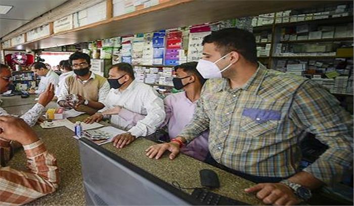 दिल्ली में मास्क और सैनिटाइजर के बढ़े दाम, 250 का एक मास्क