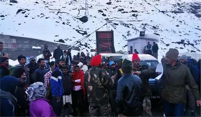 हिमाचल प्रदेश में बचाव अभियान  से लोगों को सुरक्षित निकाला