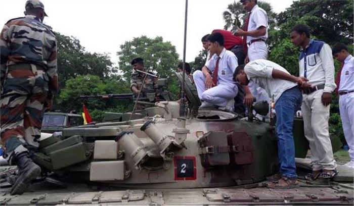 राजस्थान में सैन्य सामान की प्रदर्शनी में उमड़े नागरिक