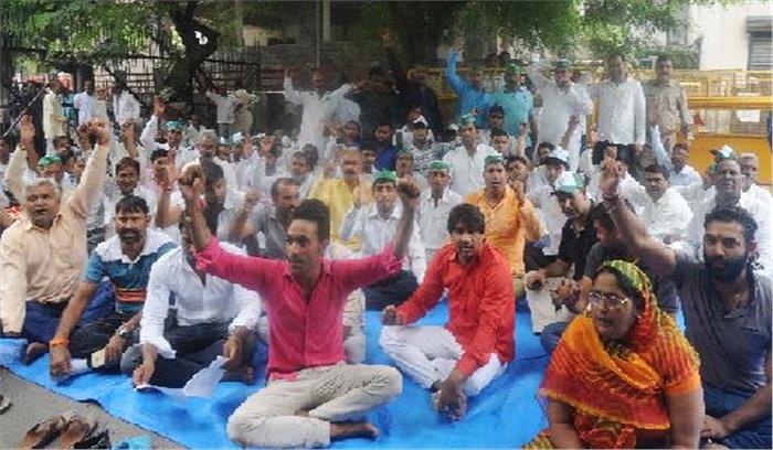 मांगो को लेकर भारतीय किसान यूनियन ने प्राधिकरण के बाहर की पंचायत