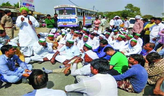 किसानों ने एसडीओ को पांच घंटे तक बनाए रखा बंधक