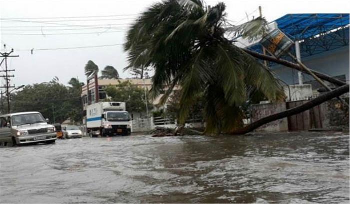 केरल: तूफान के बाद 33 मछुआरों को नौसेना और तटरक्षक बल ने बचाया केरल: तूफान के बाद 33 मछुआरों को नौसेना और तटरक्षक बल ने बचाया