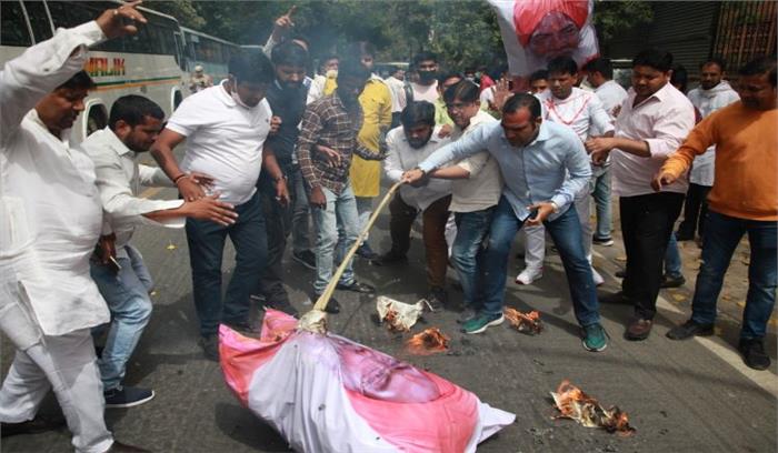 साक्षी महाराज के बयान के विरोध में भारतीय युवा कांग्रेस ने किया प्रदर्शन