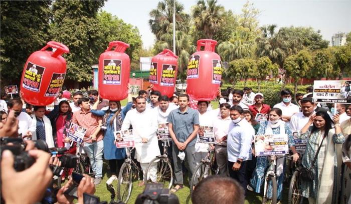 बढ़ती मंहगाई के खिलाफ भारतीय युवा कांग्रेस ने किया विरोध प्रदर्शन