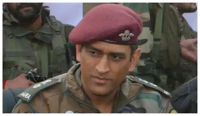 महेंद्र सिंह धोनी ने पैराशूट रेजिमेंट के साथ ट्रेनिंग शुरू की महेंद्र सिंह धोनी ने पैराशूट रेजिमेंट के साथ ट्रेनिंग शुरू की