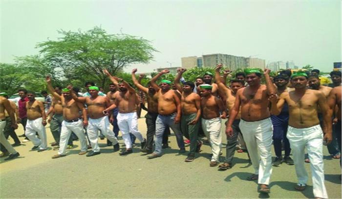 किसानों ने गलगोटिया व एनआईयू पर किया अर्धनग्न प्रदर्शन