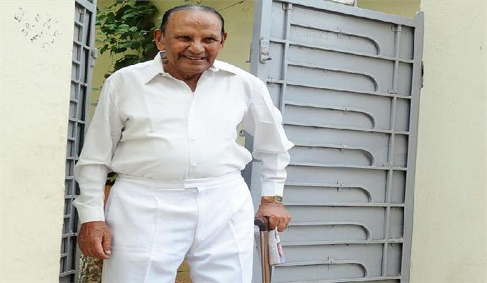 फुटबॉल खिलाड़ी अहमद खान को उचित सम्मान न मिलने से नाराज