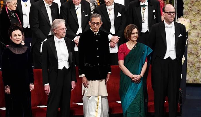 पत्नी संग पारंपरिक पोशाक में नोबेल लेने पहुंचे अभिजीत पत्नी संग पारंपरिक पोशाक में नोबेल लेने पहुंचे अभिजीत