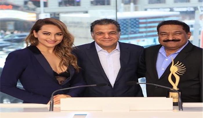 सोनाक्षी ने बजाया नेस्डैक के क्लोजिंग का घंटा