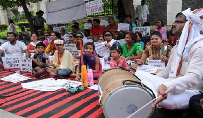 टीसी काटे जाने के विरोध में धरना छठे दिन रहा जारी