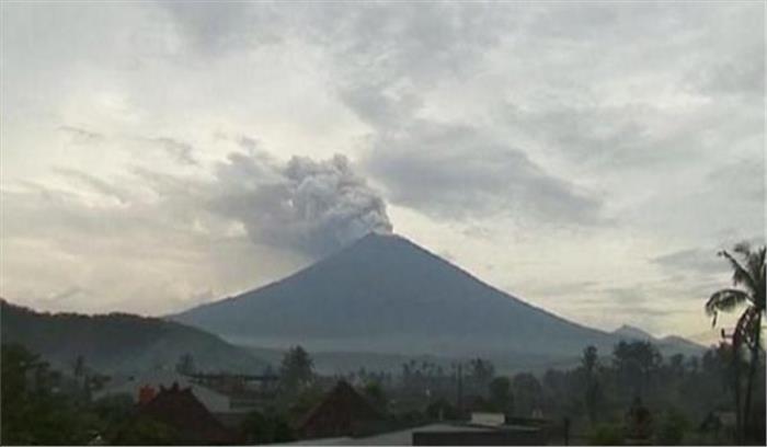 माउंट अगुंग ज्वालामुखी से निकलते राख के चलते हवाईअड्डे अब भी बंद माउंट अगुंग ज्वालामुखी से निकलते राख के चलते हवाईअड्डे अब भी बंद