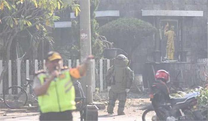 इंडोनेशिया में तीन चर्चों पर आत्मघाती हमले, छह की मौत,35 घायल इंडोनेशिया में तीन चर्चों पर आत्मघाती हमले, छह की मौत,35 घायल